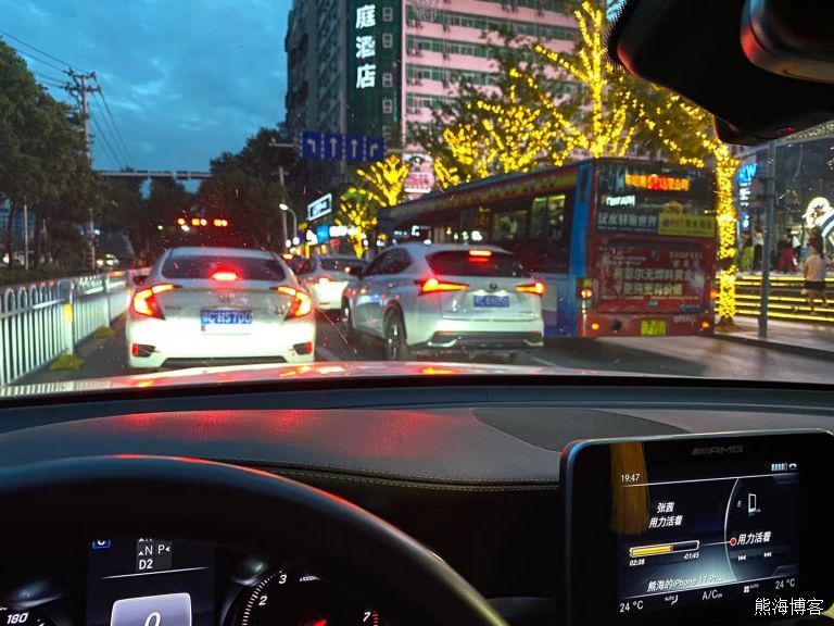 十一年后与前任再见，各自有了家庭